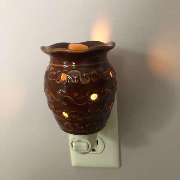 Scentsy Roma retired mini warmer in a neutral brown crock-like design - Picture 3 of 7